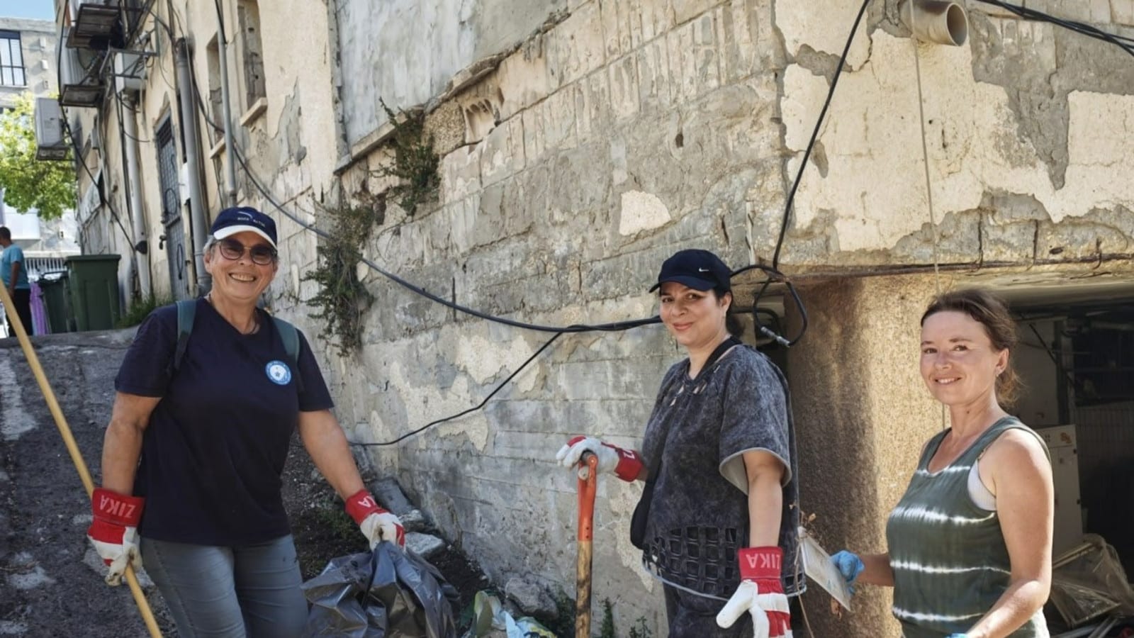 העולים החדשים הפשילו שרוולים: חברי "הביתה" יצאו לנקות את בת ים
