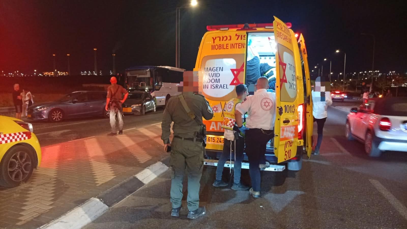 נהג אוטובוס בן כ-50 איבד את ההכרה והתנגש ברכב סמוך לצומת פל-ים - מצבו אנוש