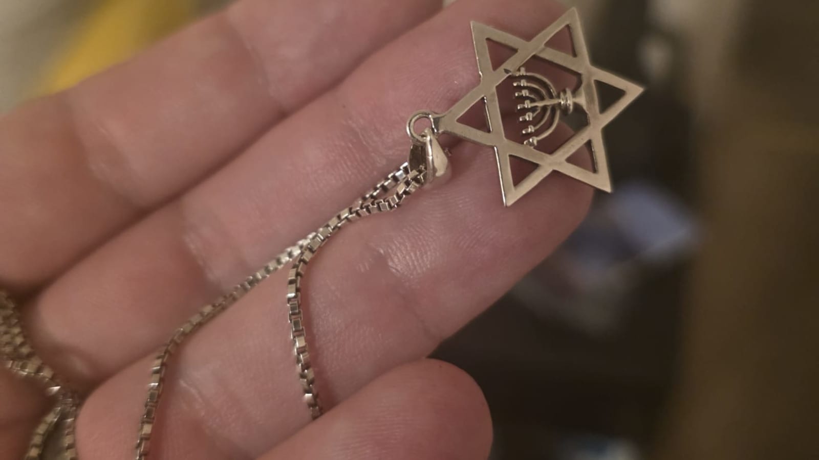 מגן דוד בכיסי: הרהורים על מולדובה, בטיחות ומשקל הזהות | ג'וש ארונסון