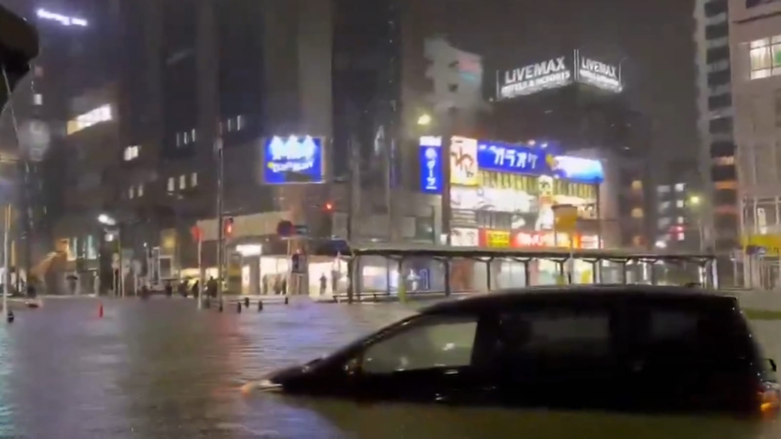 הרוגים, ניתוקי חשמל ואלפים נצורים: יפן טובעת בשיטפונות ענק