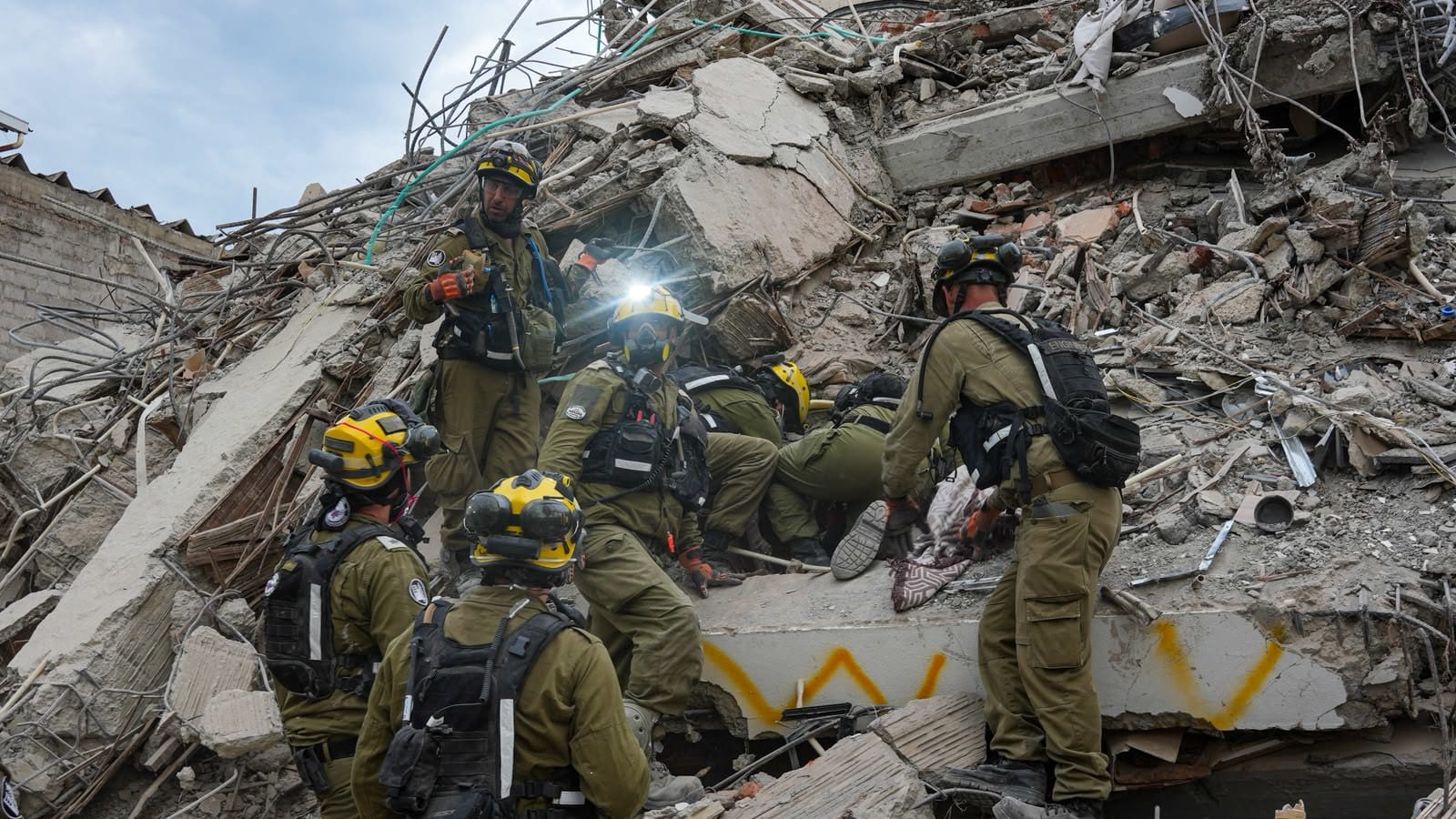 הגדולה ביותר שהגיעה לקולומביה: המשלחת הישראלית מחפשת חיים בין הריסות רעידת האדמה | תיעוד