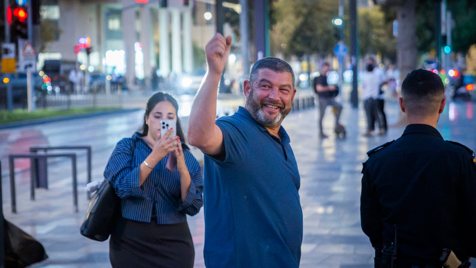 השלטים הסגולים מרמזים על הצעד הבא של עופר וינטר - ויש תאריך