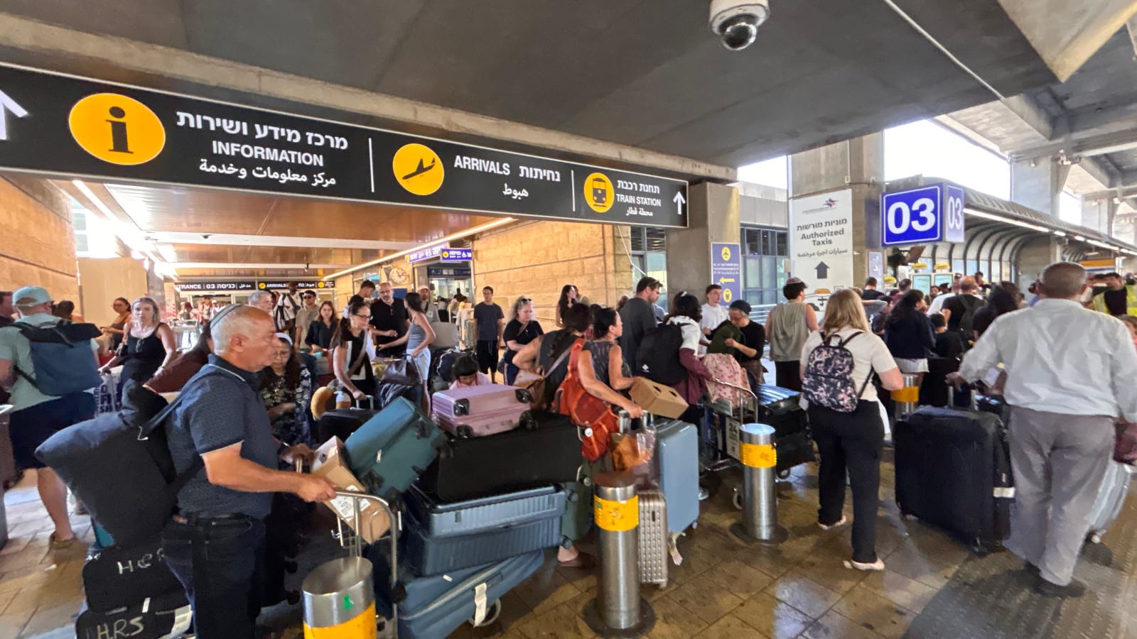קרקס בנתב"ג - הנוסעים נתקעו וקיבלו בתמורה מופע ריקודים | צפו