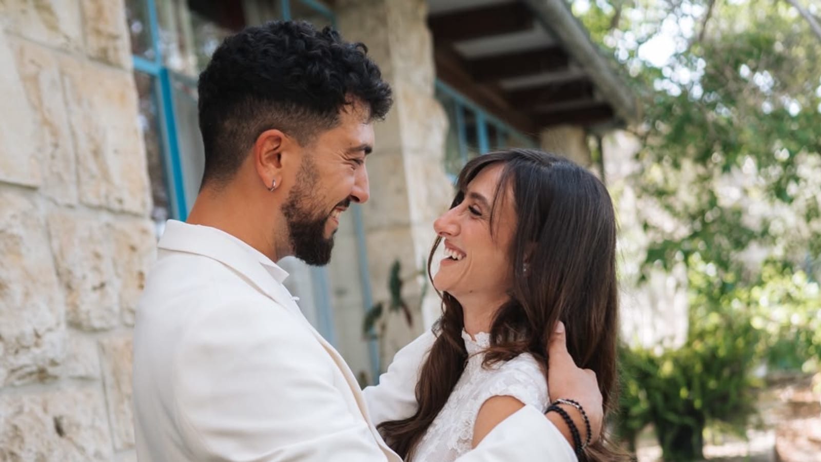 שלוש שמלות לערב אחד: כך נראית החתונה של ענבל ביבי ורועי קורנבלום