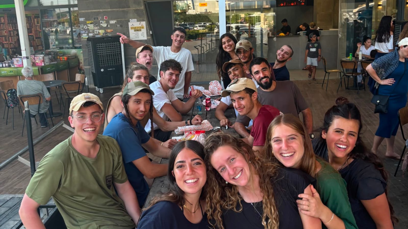 "זכרונות שלא נשכח": המסע שהפגיש בין ותיקי השכול לדור של 7 באוקטובר | ג'וש ארונסון