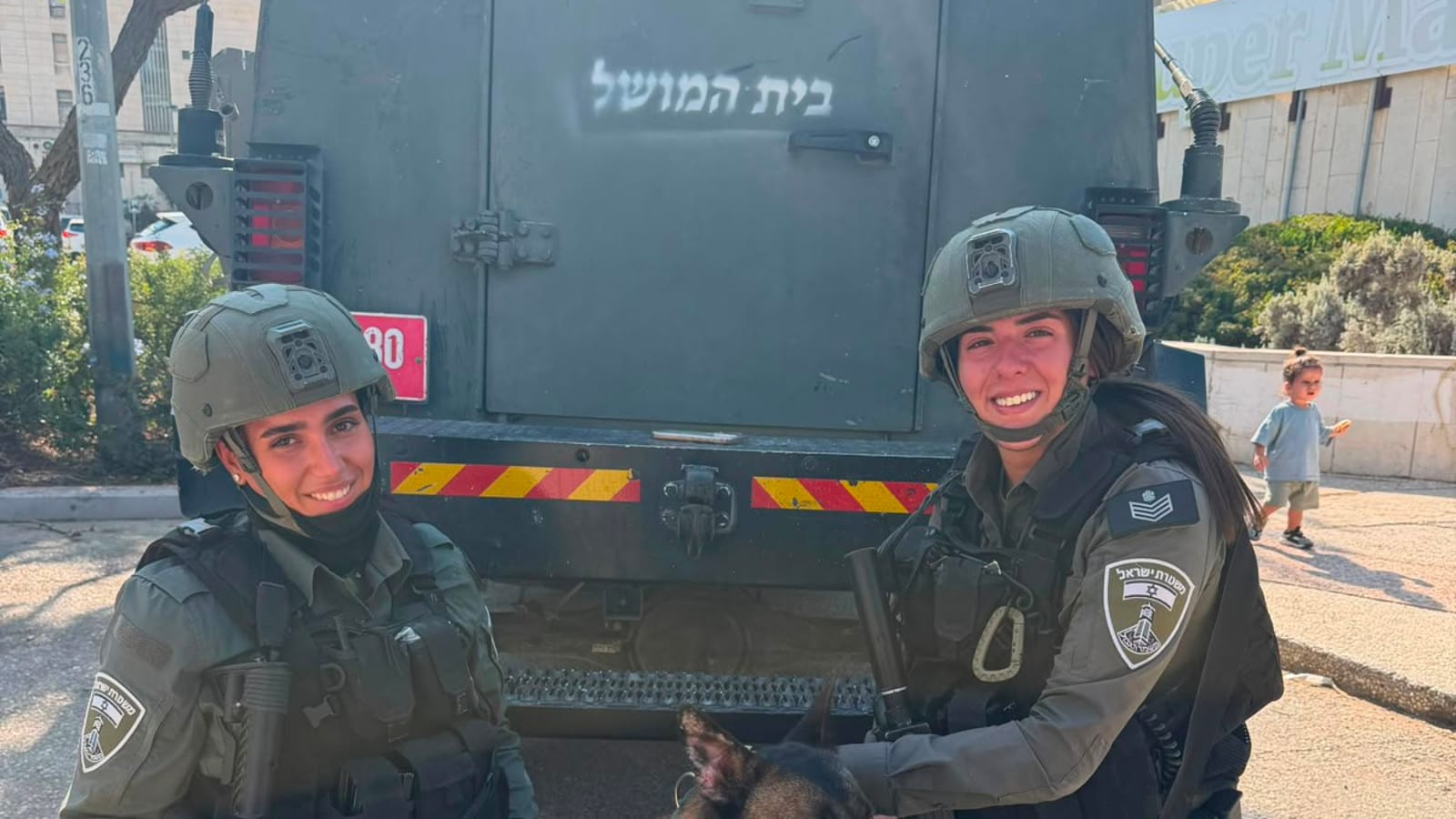 בלי מזון ובלי מים: המשטרה חילצה כלבה מכלוב בכפר אלעיזריה