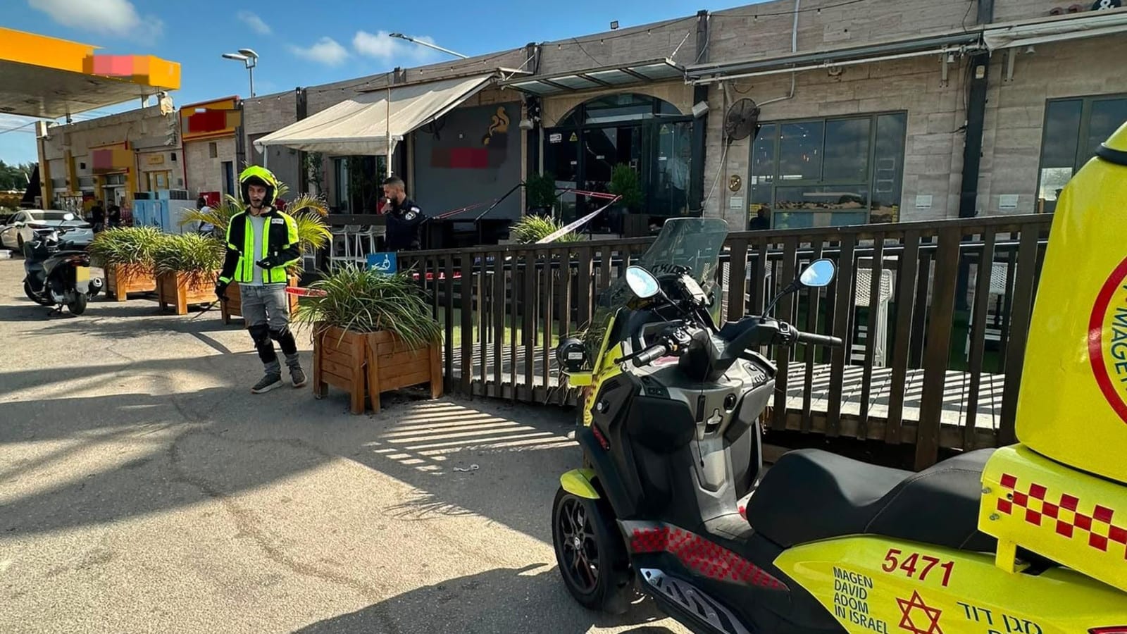 פעולות החייאה בגבר בן 45 שנורה בתחנת דלק סמוך לקיסריה