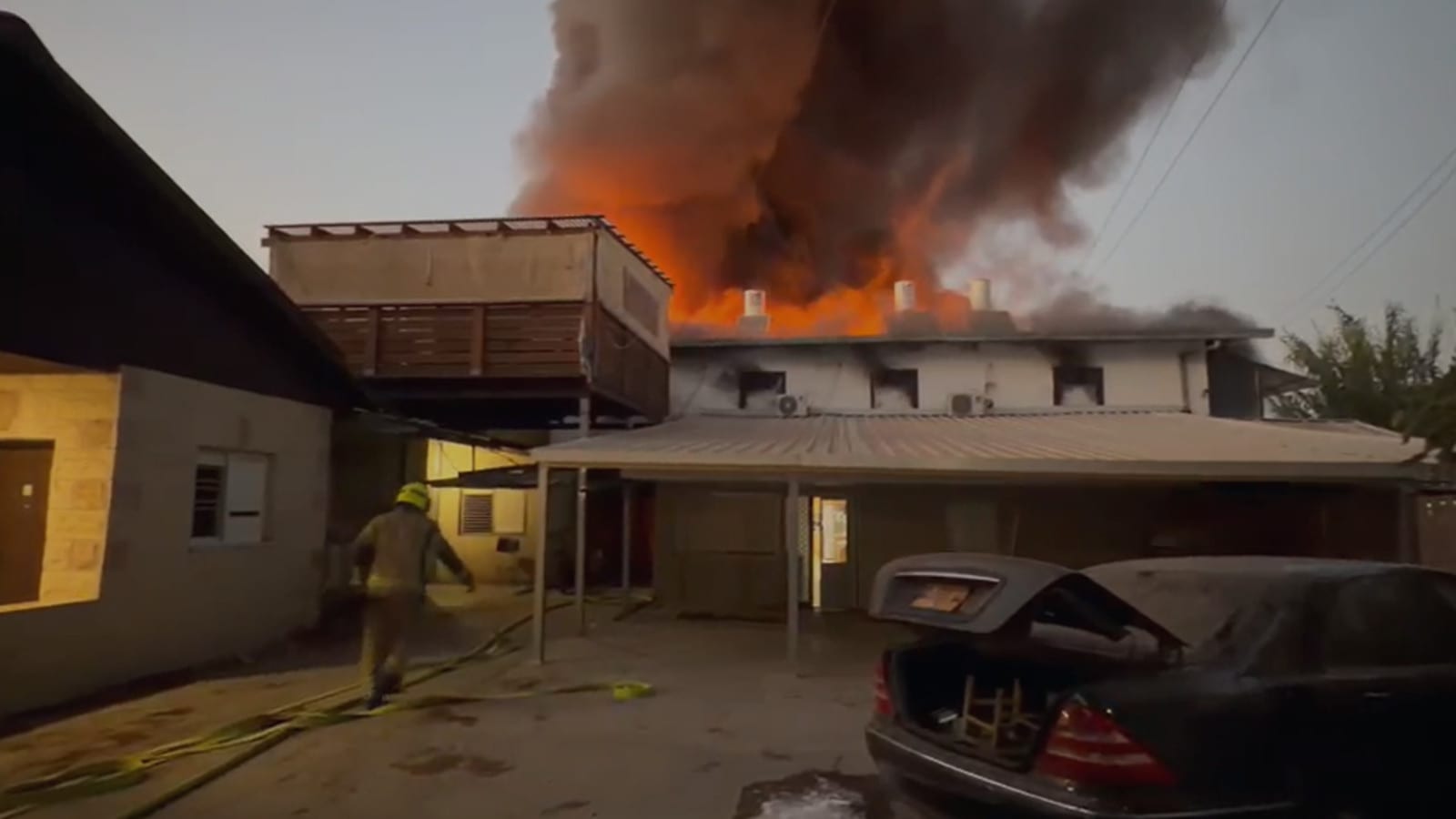 שריפה פרצה במבנה תעשייה המכיל רכבים בבית דגן | תיעוד