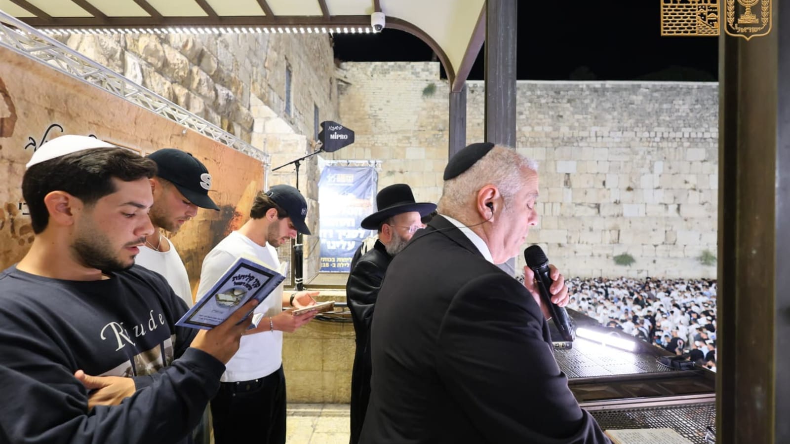 במעמד שורדי השבי: רבבות השתתפו בתפילת הודיה בעצרת הסליחות המרכזי בכותל