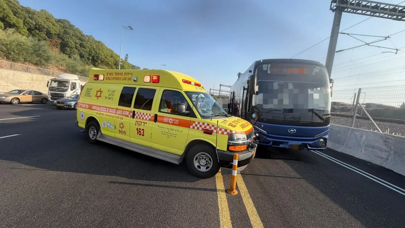 שני רוכבי אופנוע נפצעו בינוני בתאונה עם אוטובוס בכביש 20