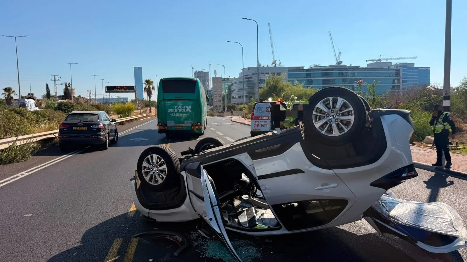 בת 74נפצעה באורח בינוני בתאונה בה התהפך רכב על כביש 2 בסמוך למחלף הסירה