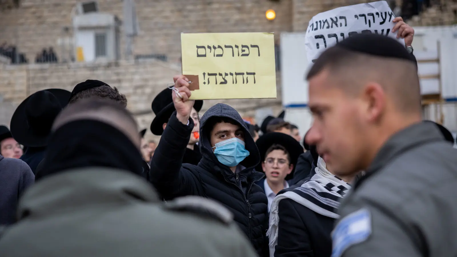 מבעד לשני חלונות מנופצים: איזה בית יהודי אנחנו רוצים להיות?