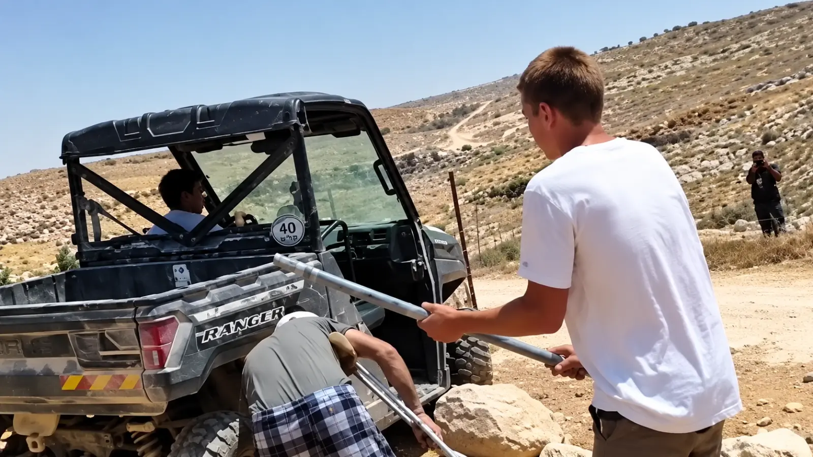 בן 16 עם לום מול פלסטיני קטוע רגל: התיעוד שהסתיים בכתב אישום