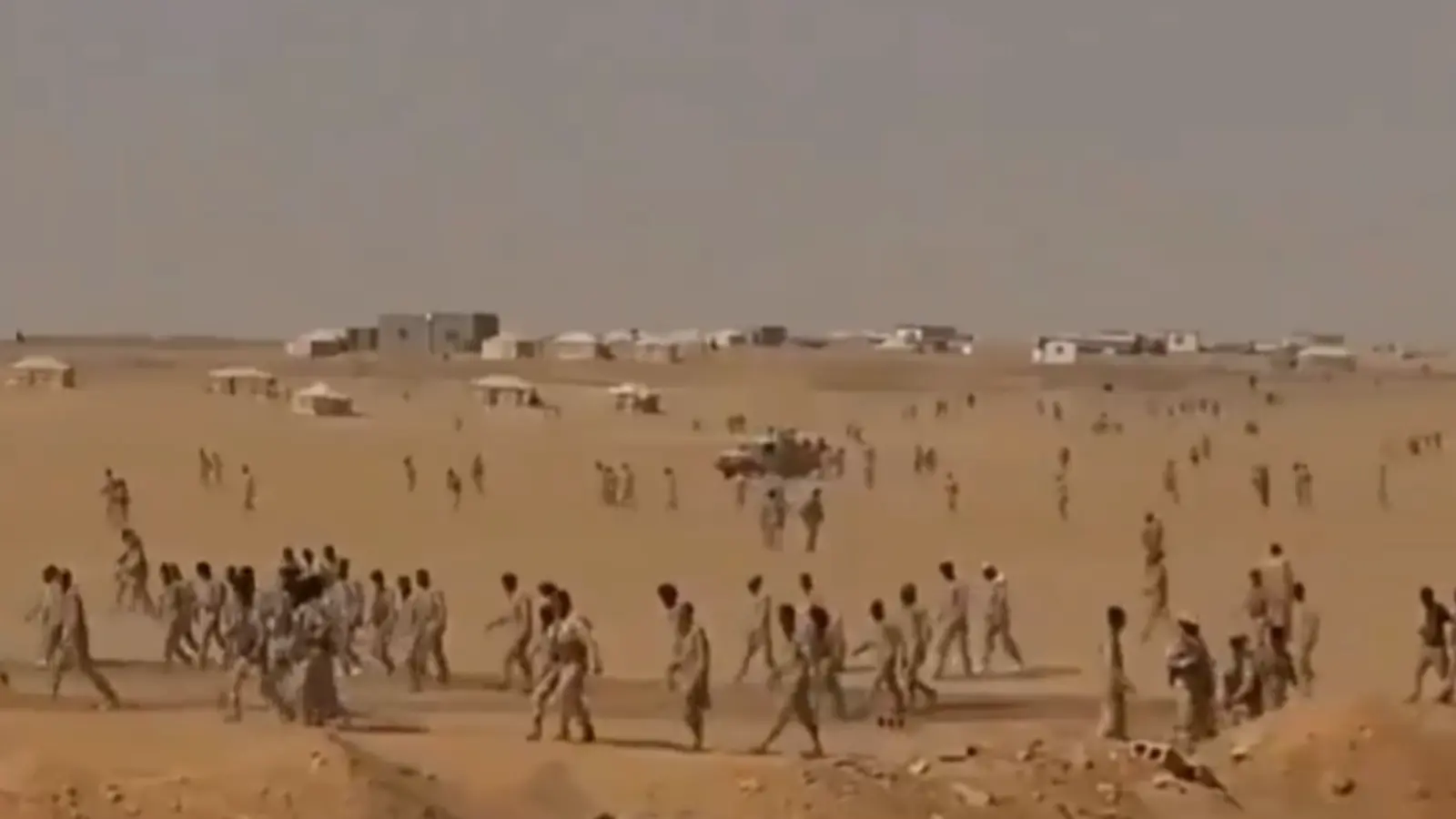 תיעוד: עשרות חיילי צבא תימן בכניעה המונית לחות'ים