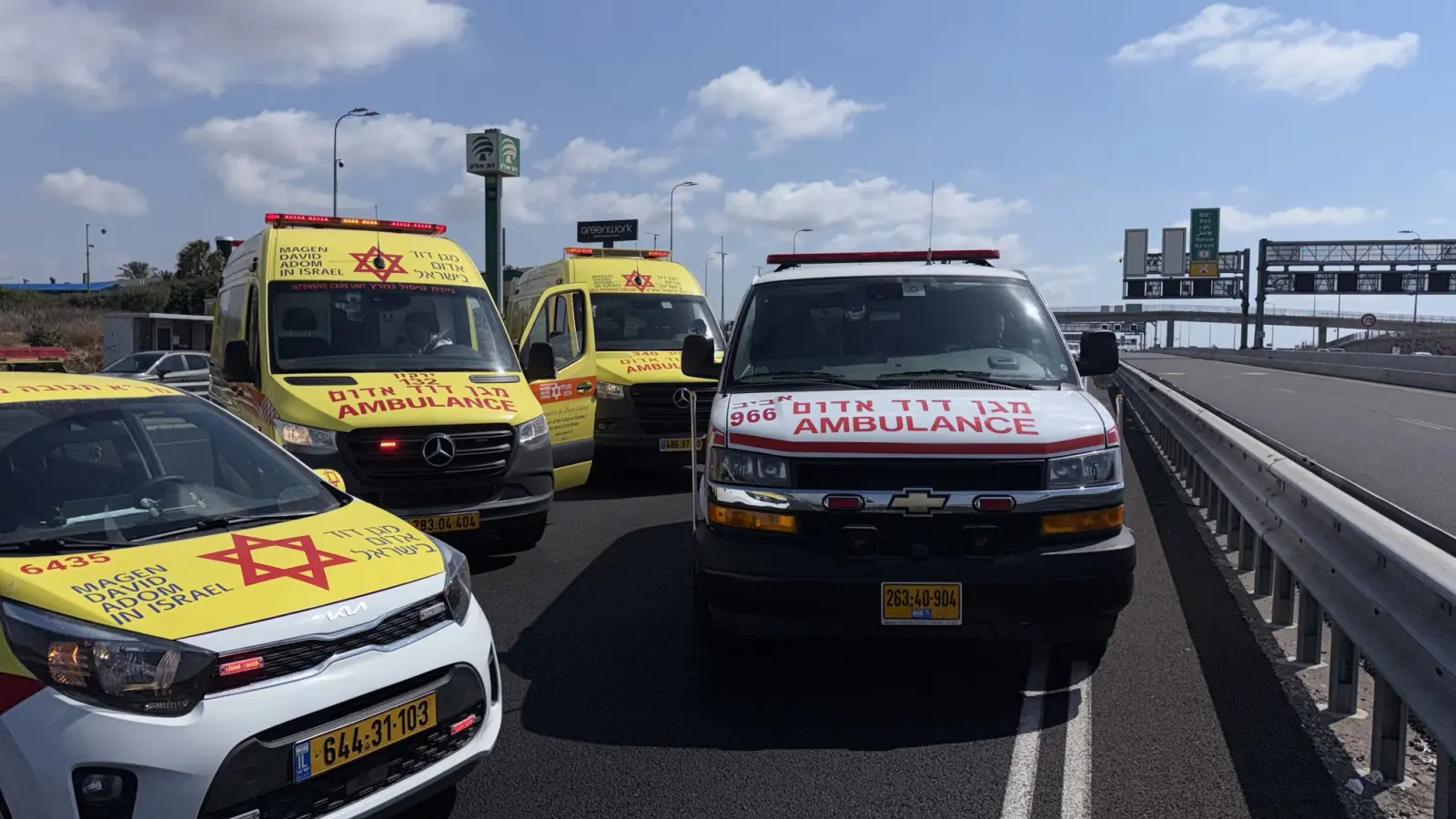הולך רגל נפגע מרכב בכביש 2, מצבו קשה