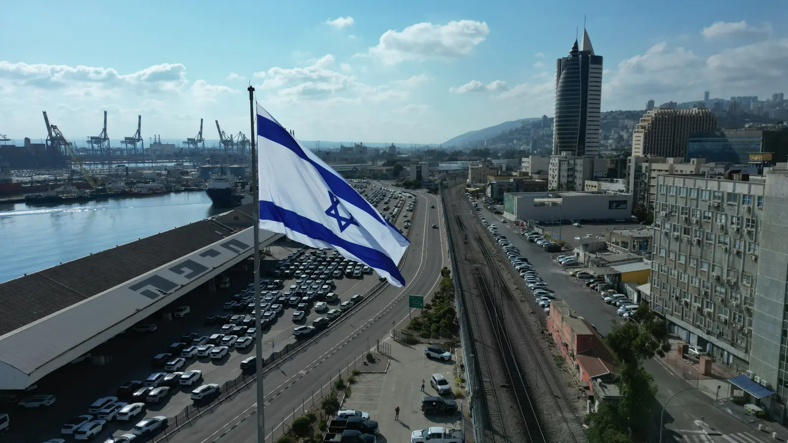 אחרי שהוסר מכפר שמריהו: דגל ישראל הענק חוזר ובגדול