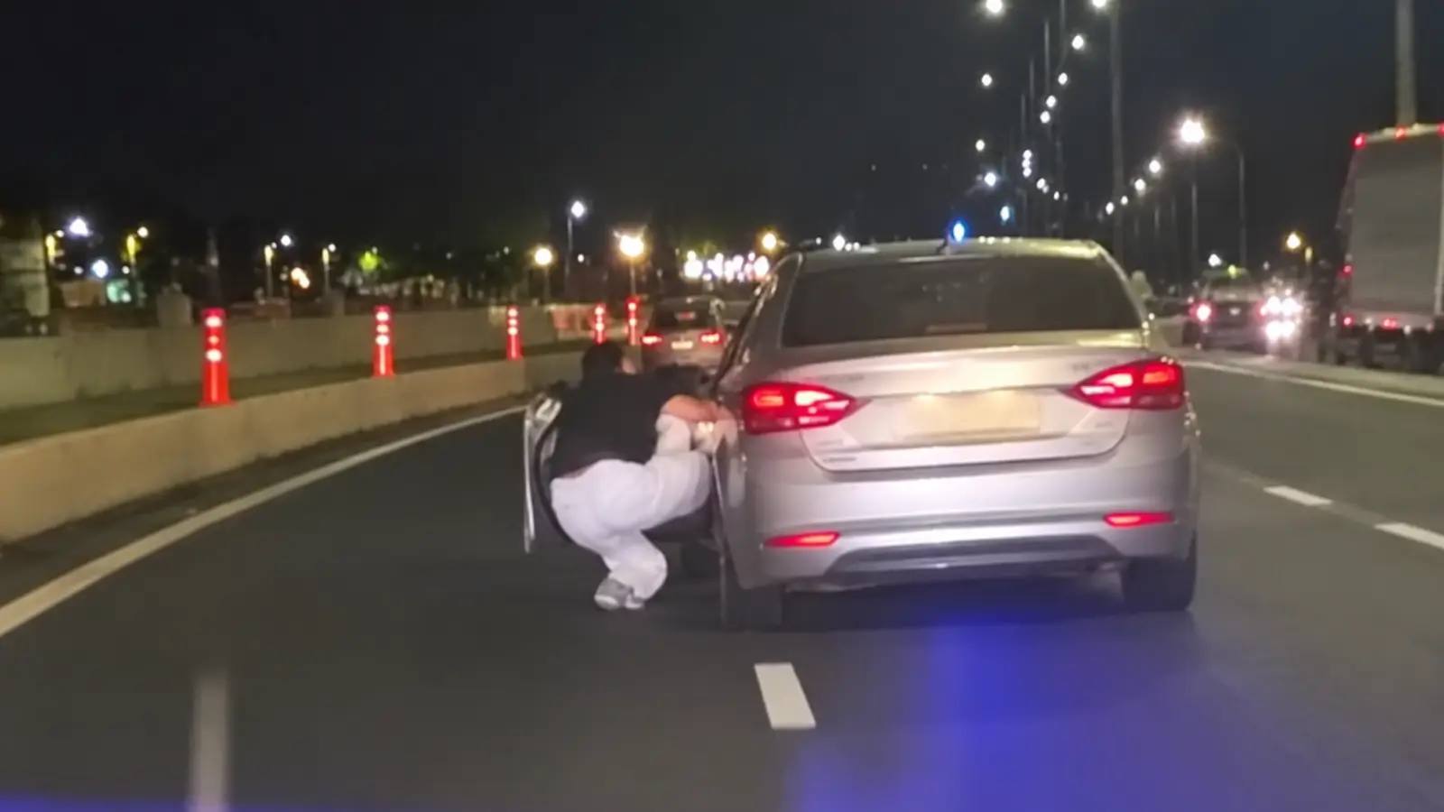 תיעוד חסר תקדים: לחץ על הגז, דהר בפראות – וגרר שוטרת כשהיא תלויה מחוץ לרכב