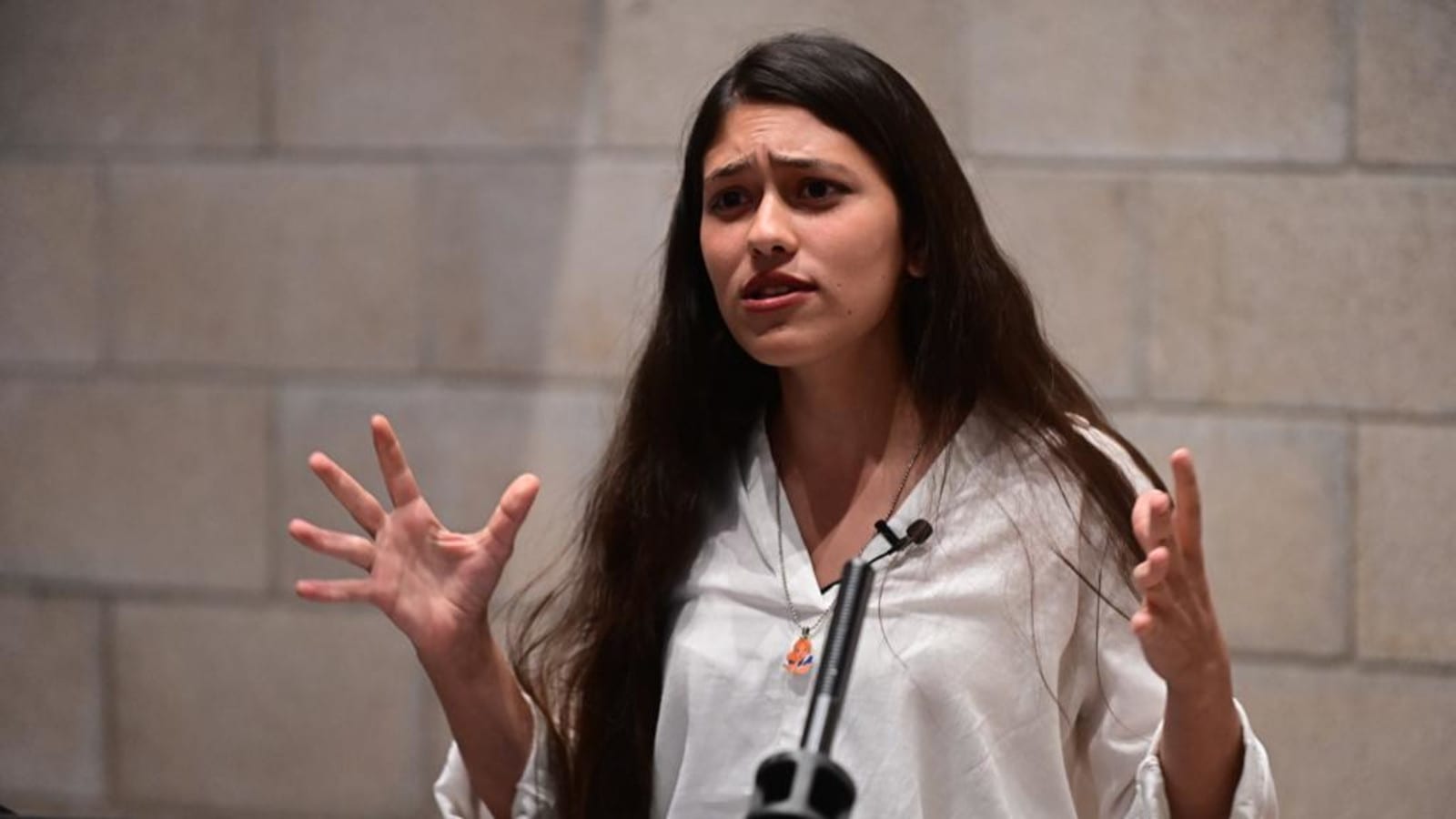 "עולמה חרב עליה": לאחר האכזבה מנתניהו - הדר מוכתר יצאה מהארץ