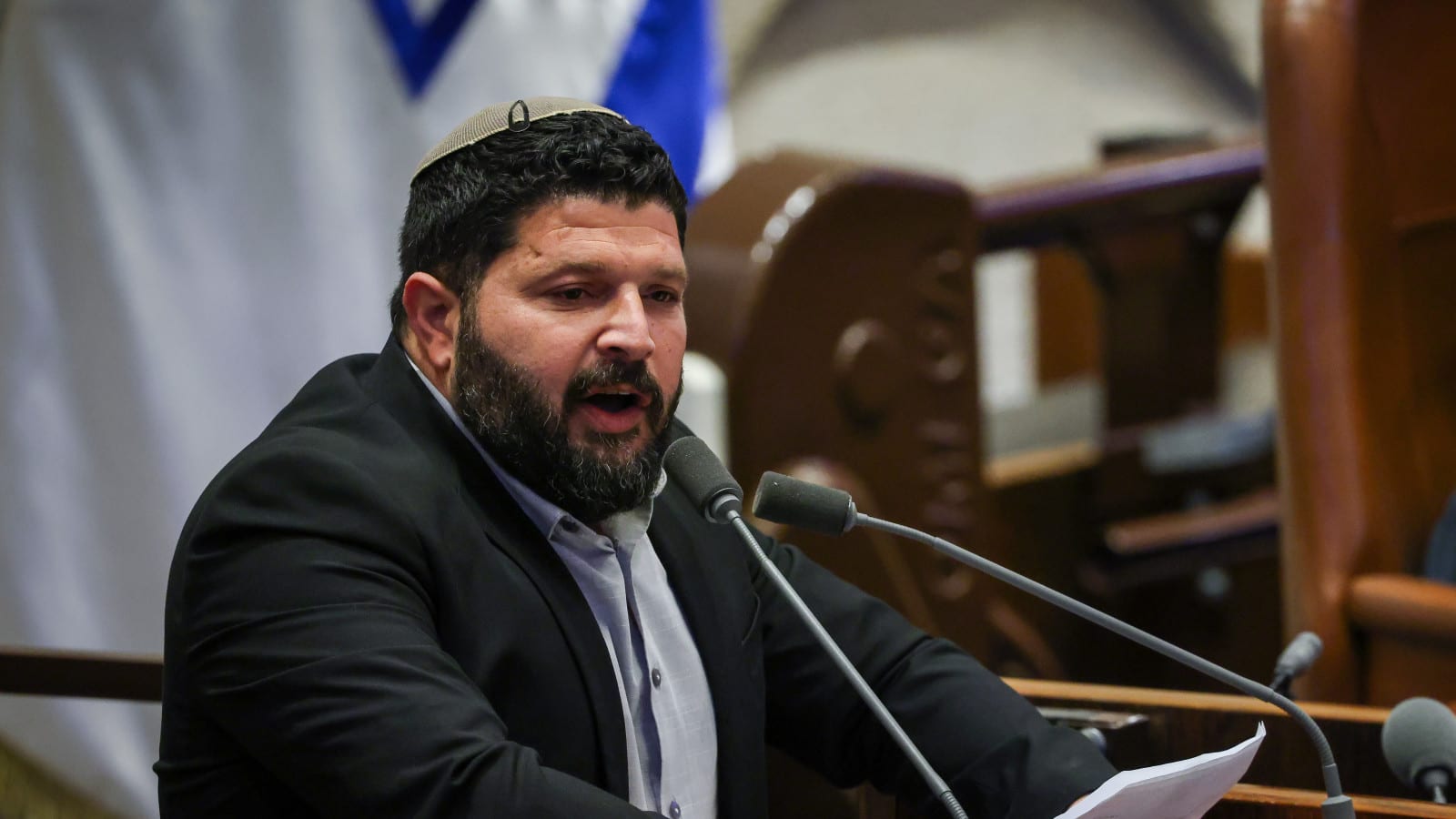 אחרי שטען כי הוא לא נאמן - אלמוג כהן לא נשאר חייב לבן גביר: "אני עשיתי איתו חסד"