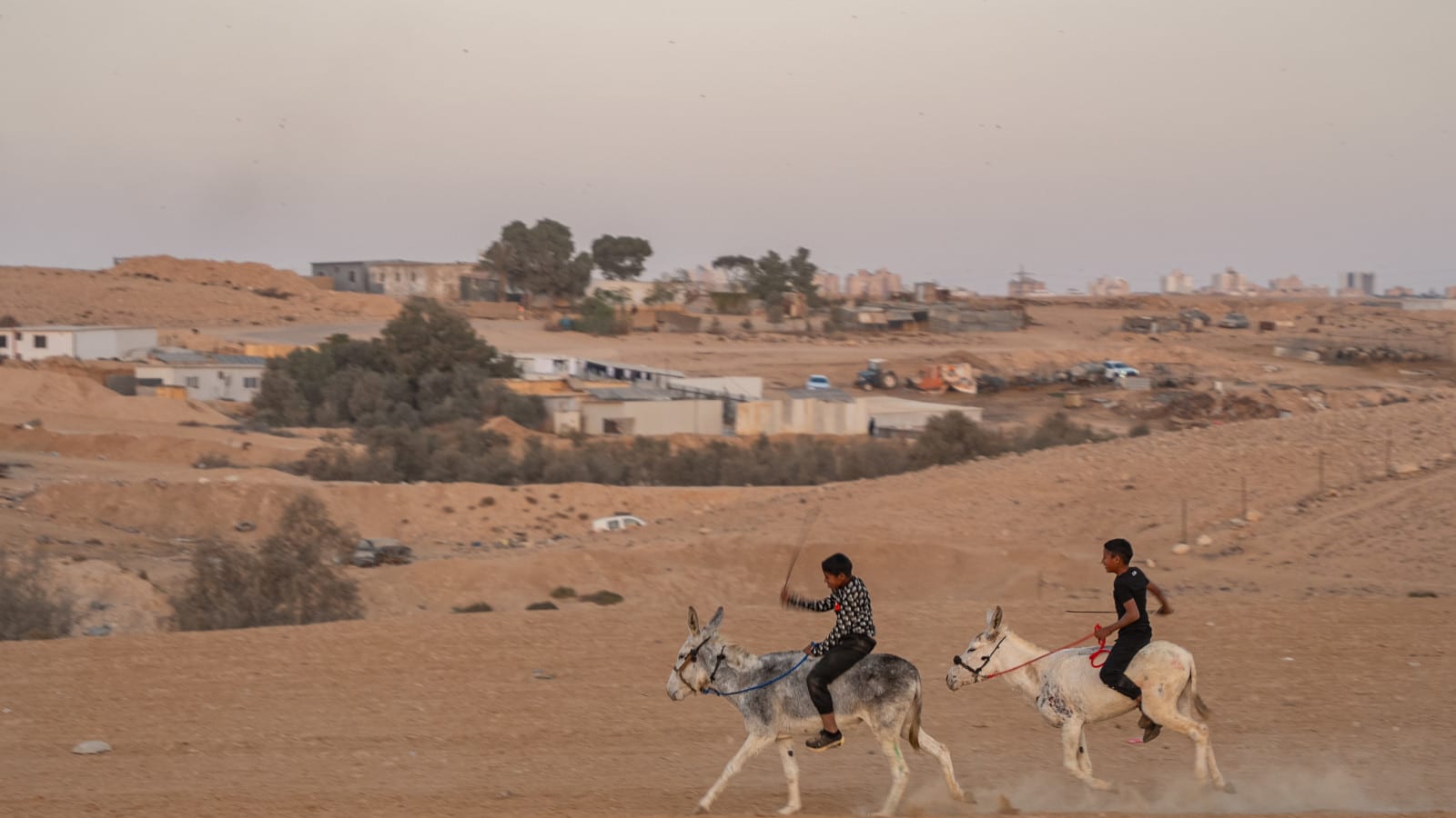 "אסור לעבוד פה": כך עובדת שיטת האיומים על המתחרים בנגב