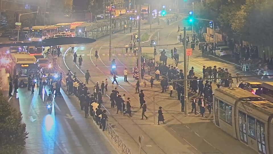 עימותים קשים בבירה:  מפגינים חרדים חוסמים צירים