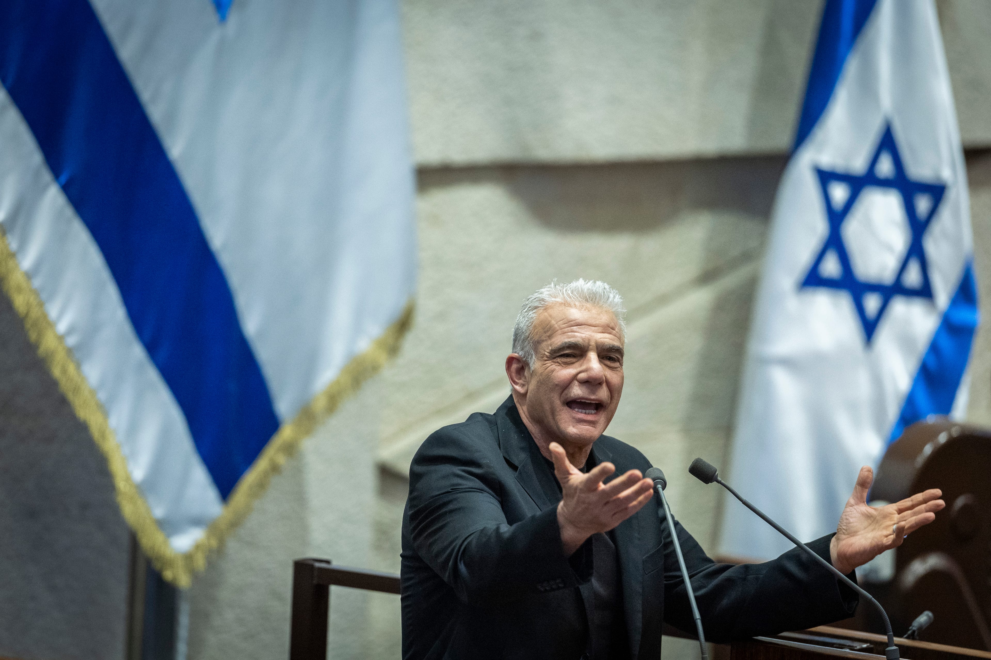 "שערורייה": לפיד בתגובה ראשונה להחלטת השב"כ