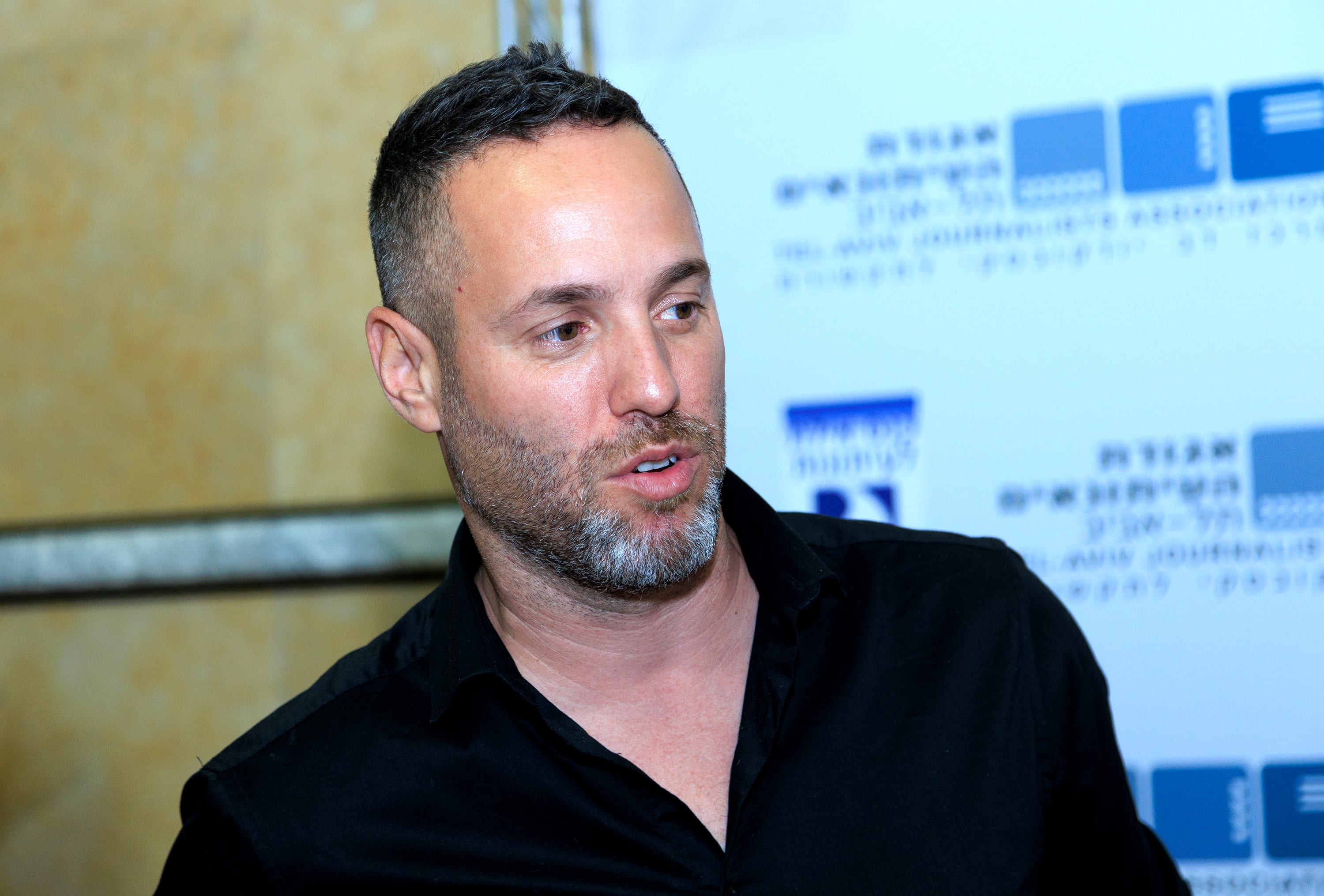 פיצוץ באולפן: "תתנצל; חתיכת טינופת"