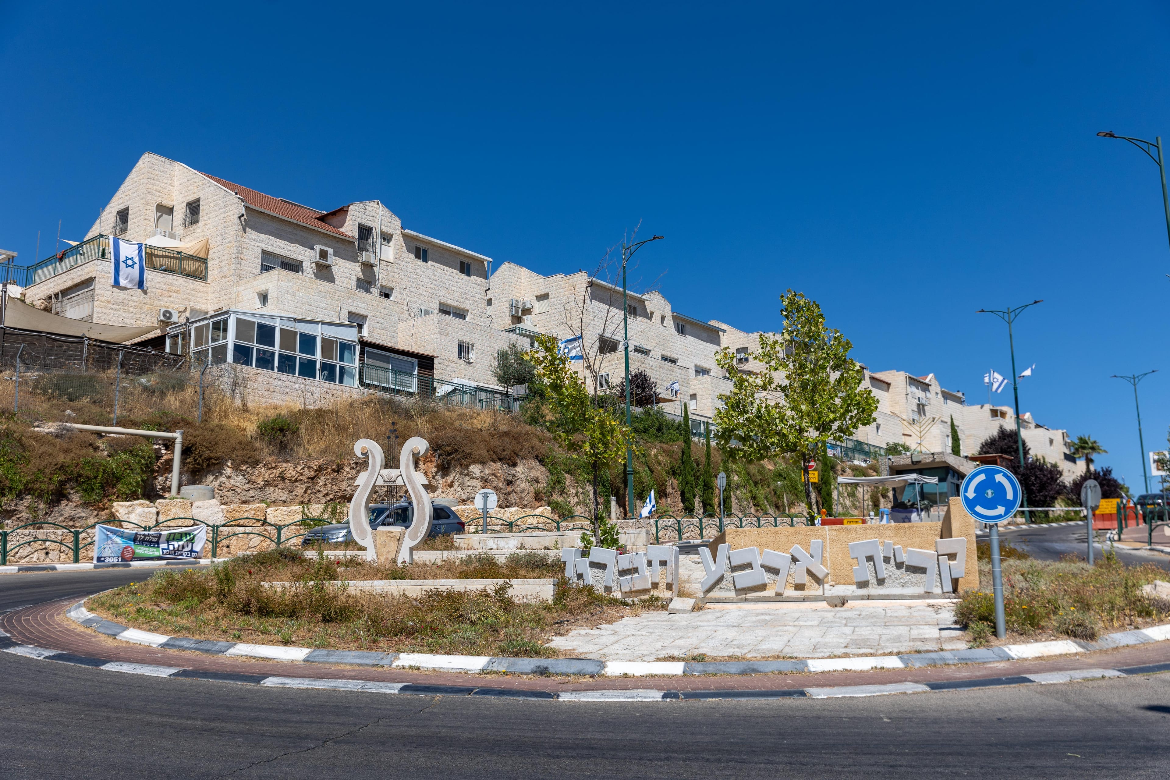 שריפה מאיימת על קו הבתים בקרית ארבע