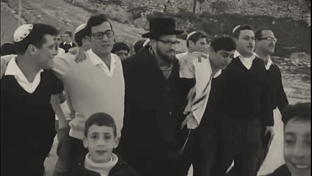 תיעוד נדיר של הרב הדרי זצ"ל ותלמידי ישיבת הכותל