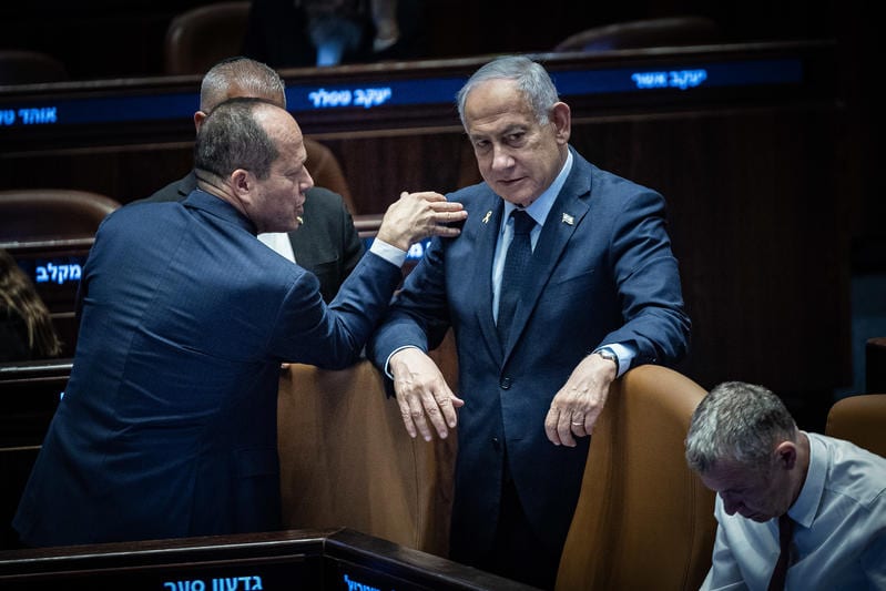 שעות לפני הפריימריז בליכוד: נתניהו הנחית מכה קשה על ניר ברקת