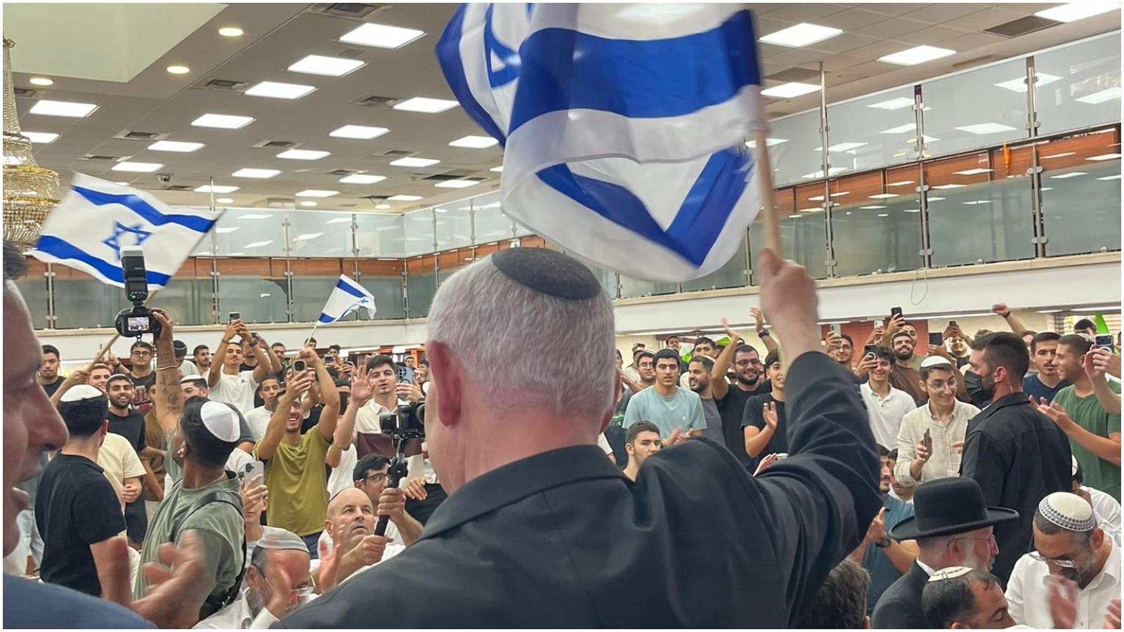 נתניהו ביקר במפתיע בישיבת שדרות: "אני מצדיע לכם"