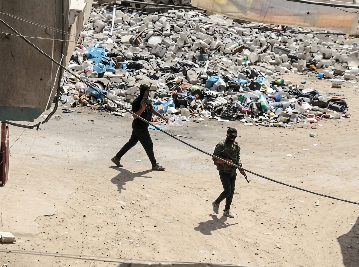 בלי חשש: מחבלי חמאס תועדו מפטרלים בלב עזה