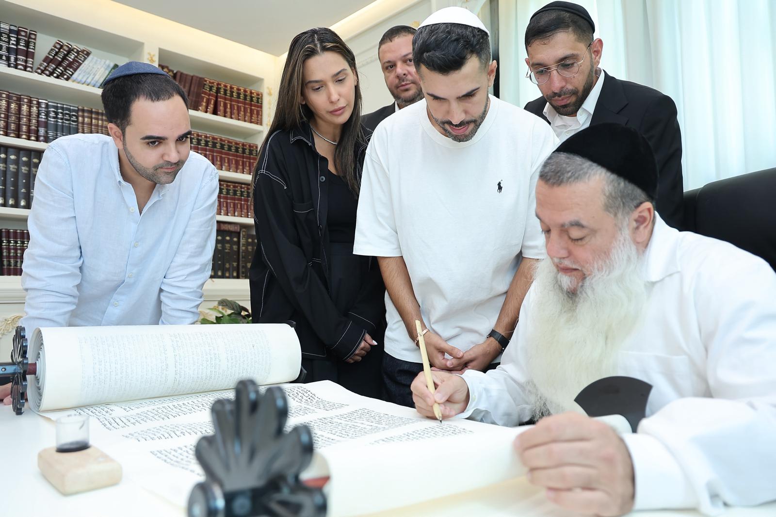 הרב יגאל כהן זיכה במצווה את הזמרים המפורסמים: "אתם עושים קידוש השם"