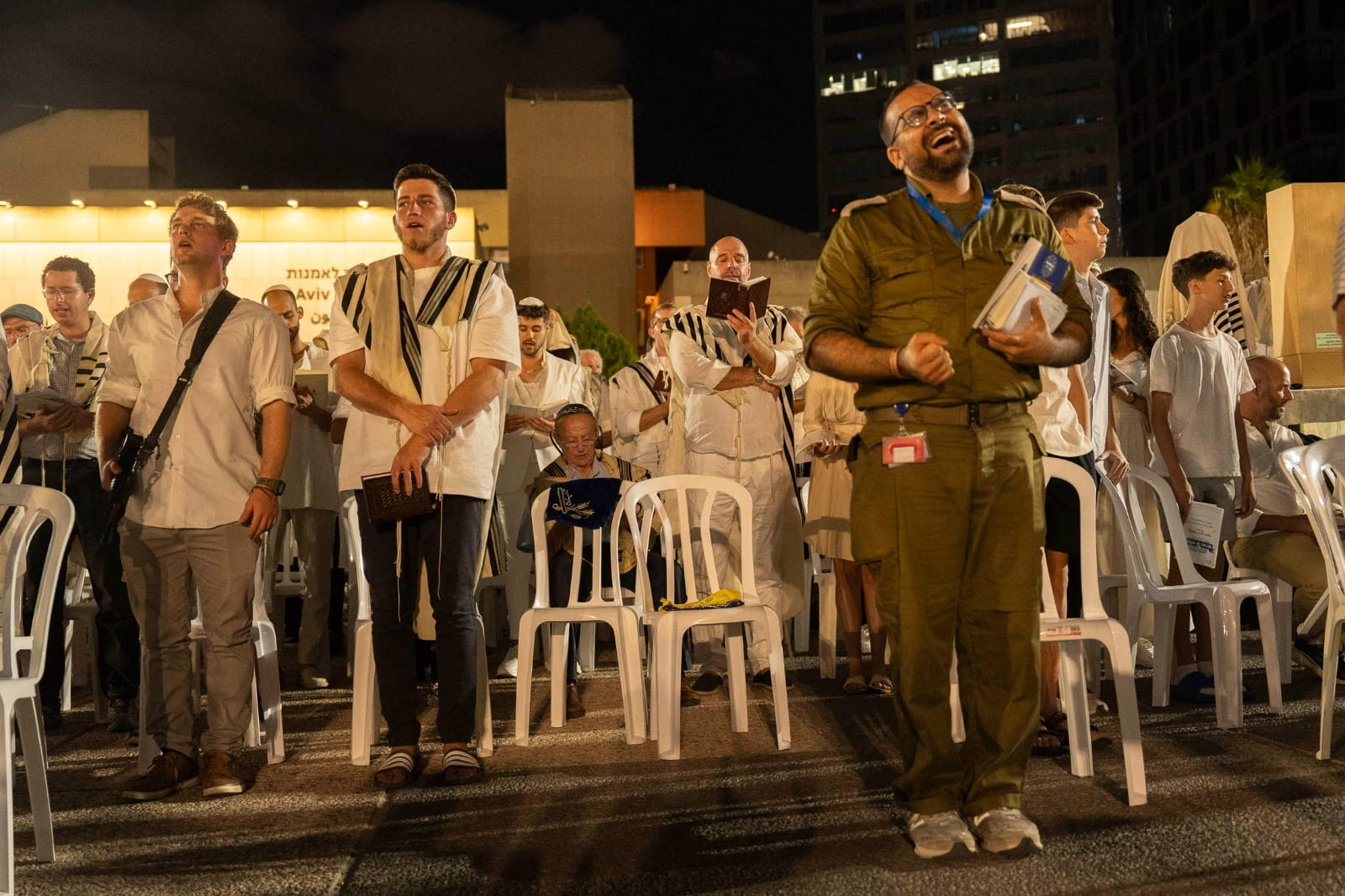 שנה שלישית ברציפות: תפילות יום הכיפורים חוזרות לכיכר החטופים