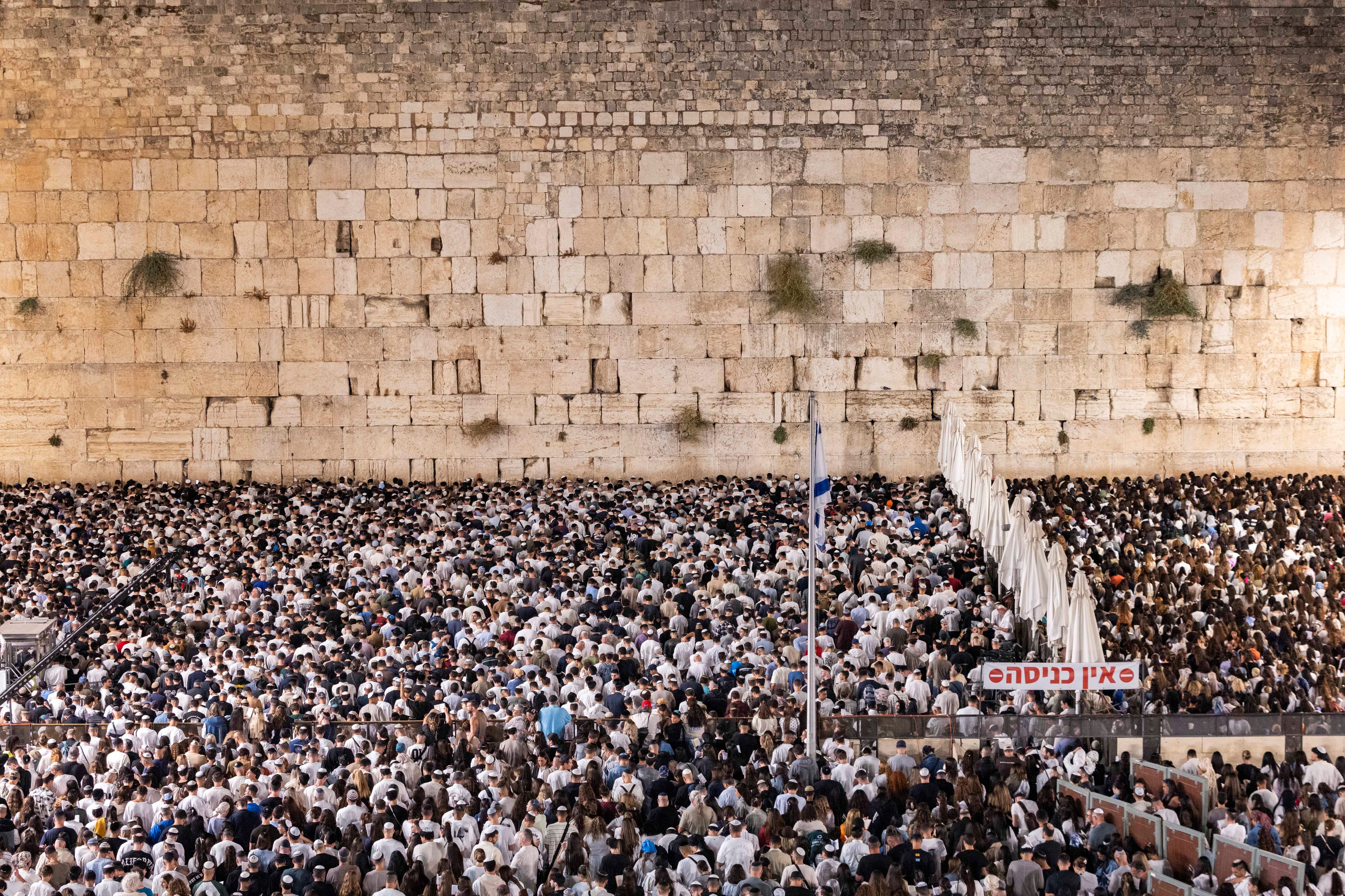 שעה של הליכה, בלי כיסאות ובעיות סאונד: מחדל הסליחות בכותל
