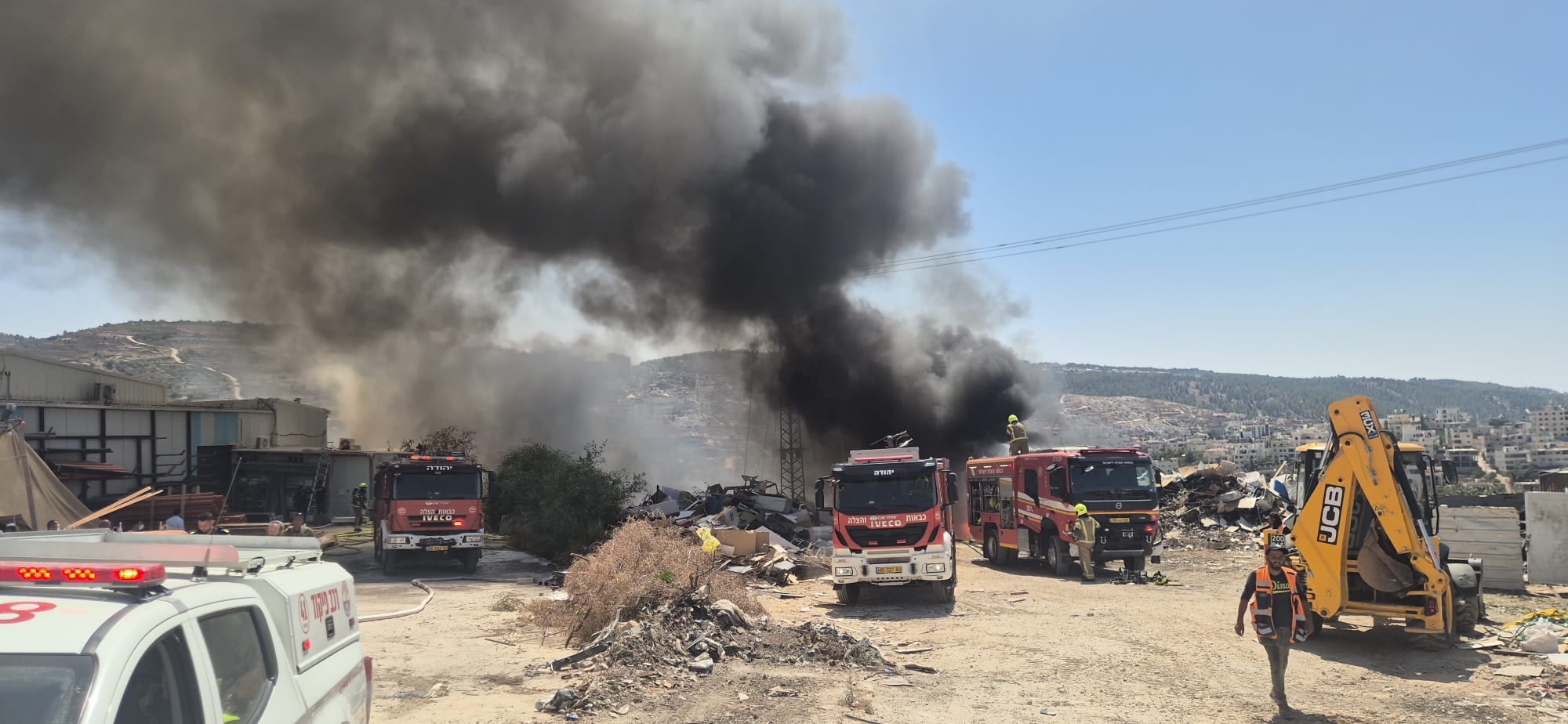 שריפה מורכבת בביתר עלית: עשרות צוותי כיבוי בזירה
