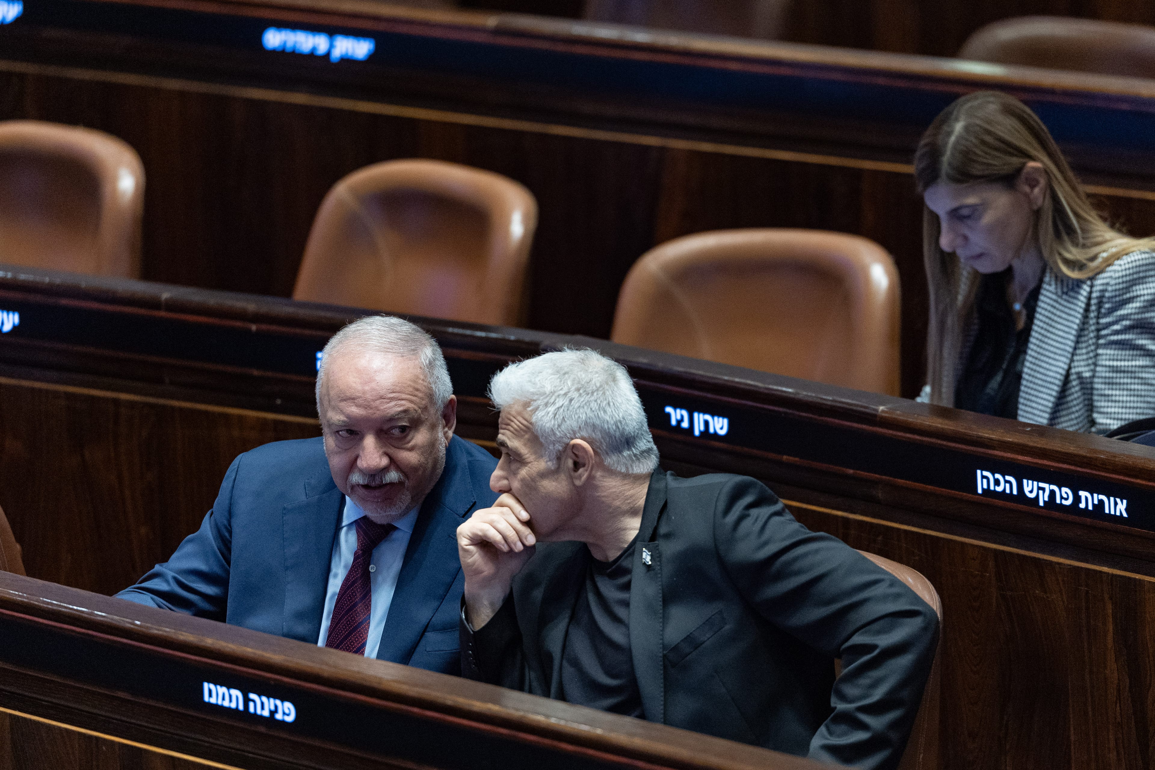 ליברמן עוקץ את לפיד: "הביא הישג ומאז אנחנו אוכלים חצץ"