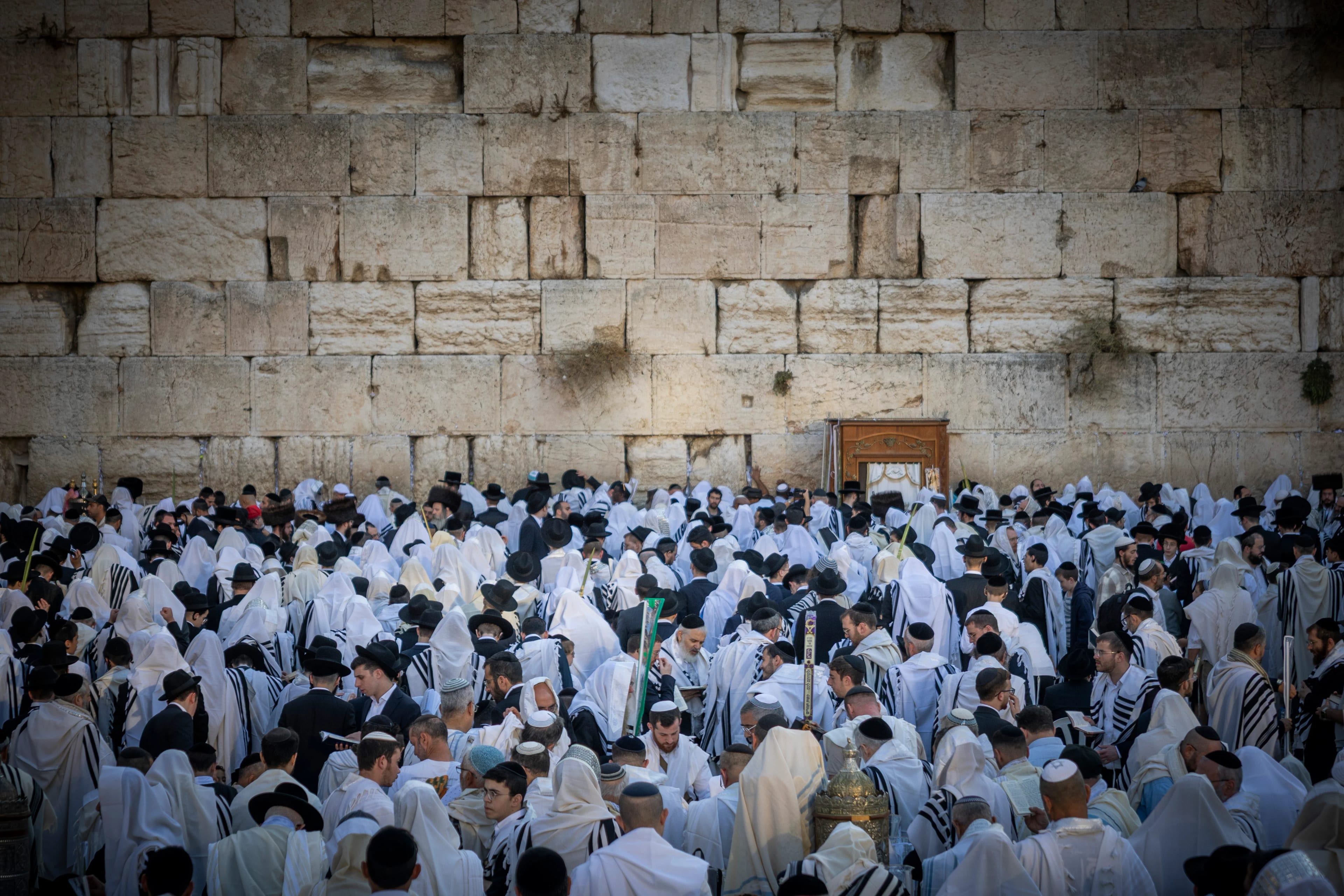 צפו: אלפי מתפללים בברכת כהנים בכותל המערבי