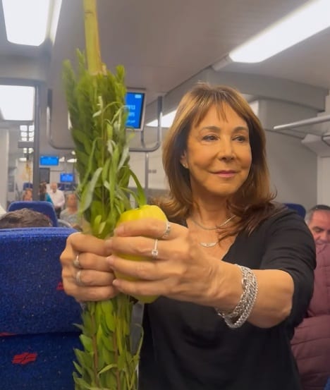 צפו: חני נחמיאס קיימה את מצוות החג בנסיעה לירושלים