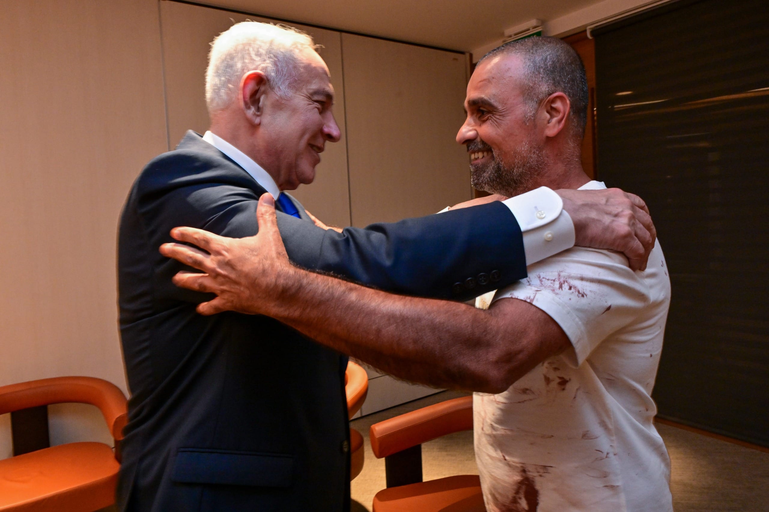 מרוח בדם: נתניהו נפגש עם מנטרל הטייס החוטף