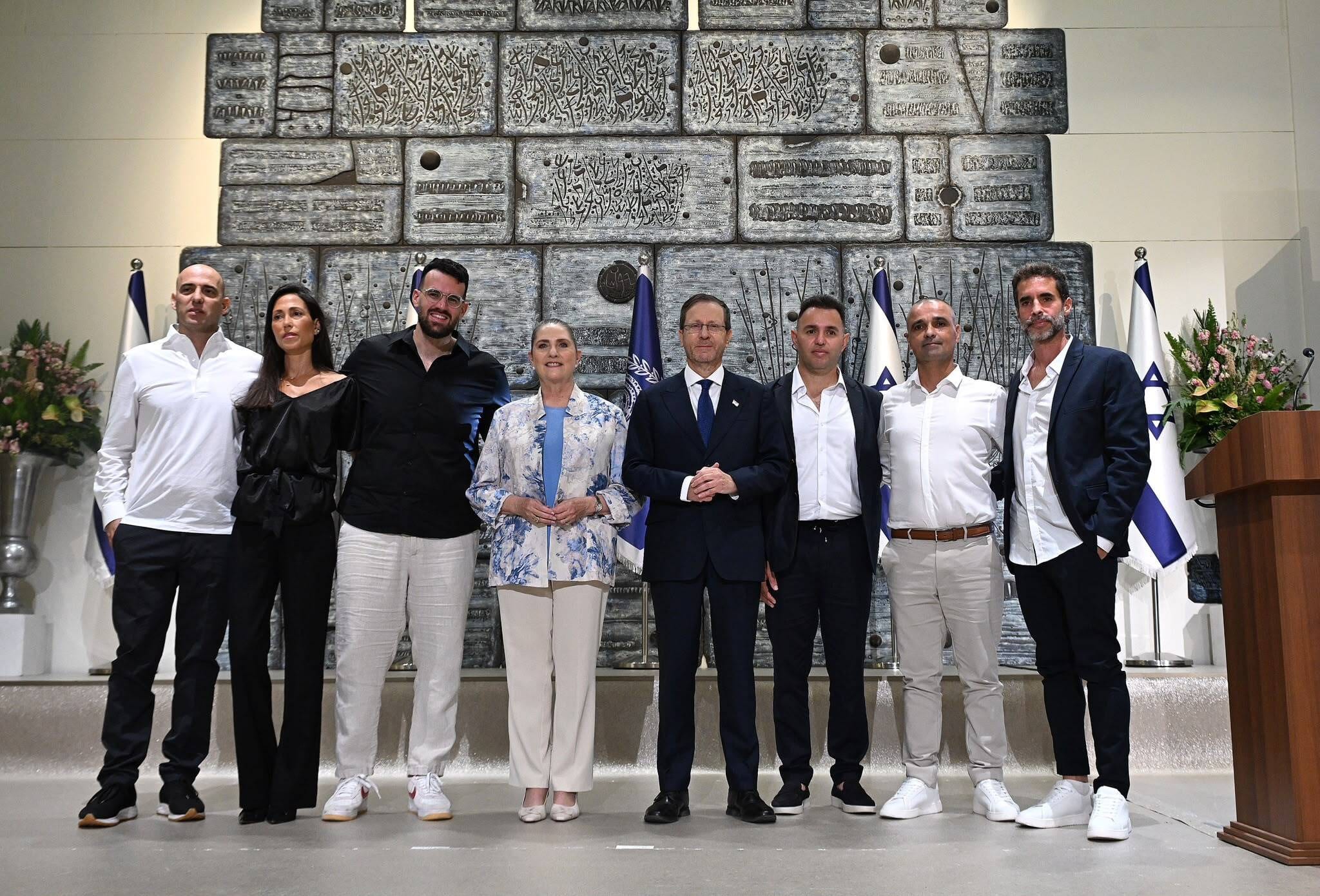הרצוג העניק את אות הנשיא לנוסעי טיסת "פליי דובאי" שנאבקו במחבל