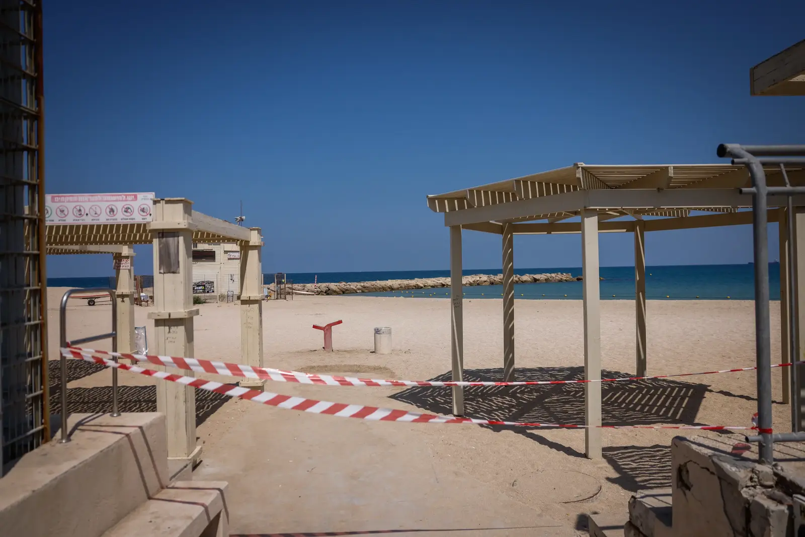 בעקבות זיהום במי הים: הרחצה בכל חופי חיפה נאסרה עד להודעה חדשה