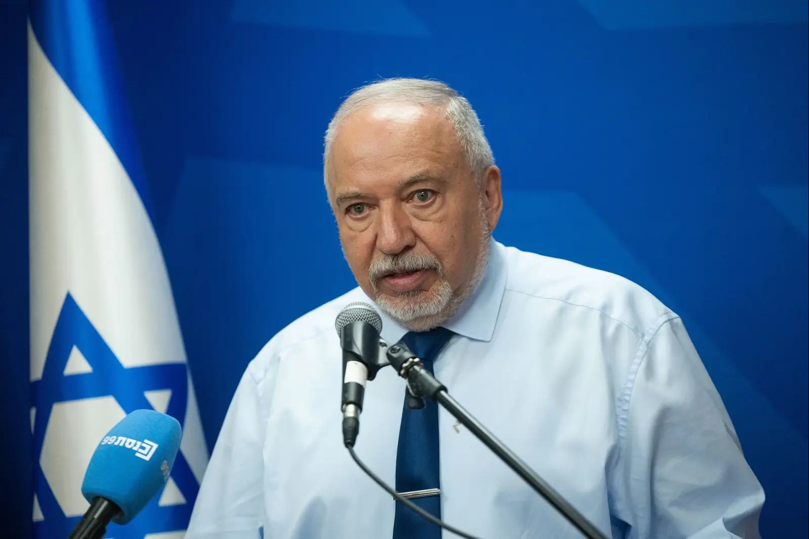 ליברמן נגד כ"ץ: "זה לא שר ביטחון - צריך לתת לו בום בום בראש"