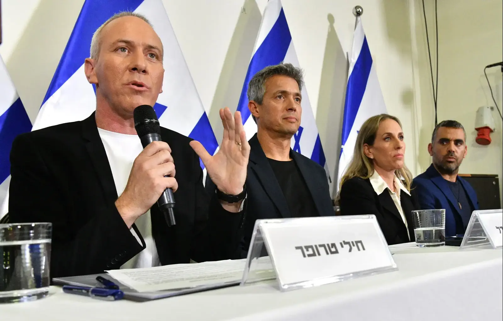 מסתמן: טרופר בדרך לאיזנקוט - הנדל במגעים עם גנץ ושקד