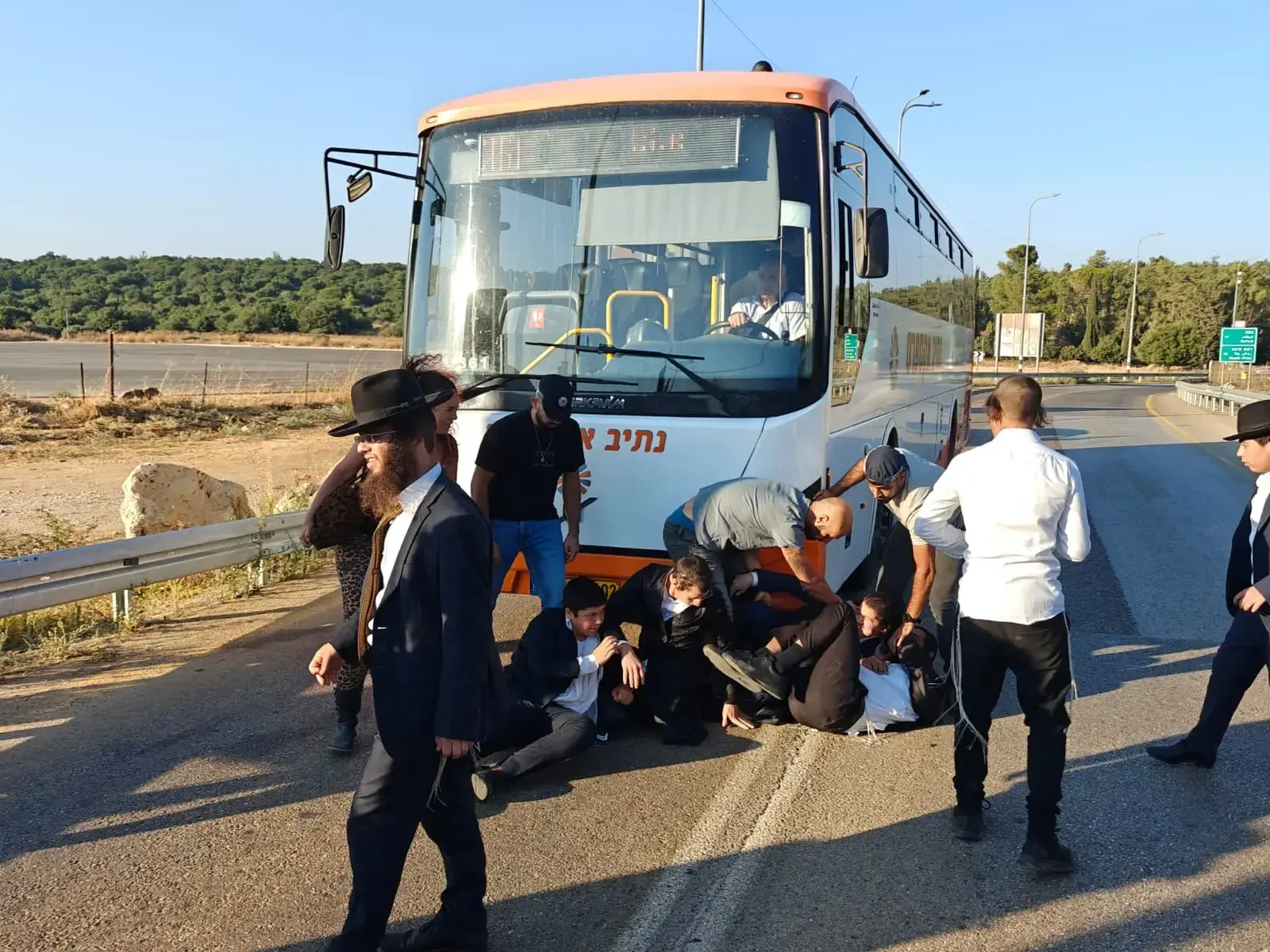 עימותים בצפת ובמירון: מפגינים חרדים ניסו לחסום יציאת אוטובוסים