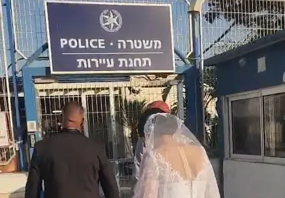 בדרך לחתונה עוצרים בתחנה: המשטרה עיכבה את החתן והכלה | תיעוד