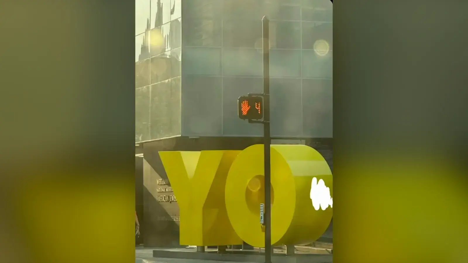כתובת אנטישמית רוססה על הפסל בכניסה למוזיאון היהודי בפילדלפיה