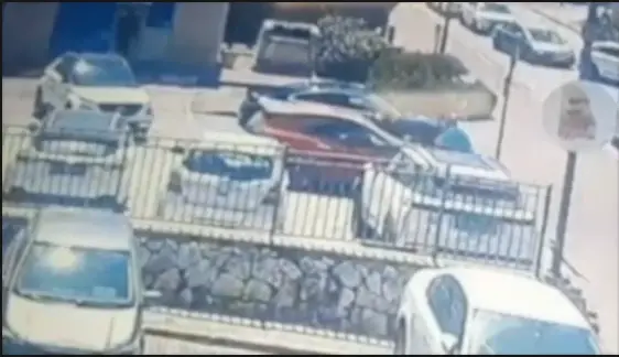 זעם במרכז המסחרי: עורך דין ניפץ בפטיש את שמשות הרכב של בת זוגו