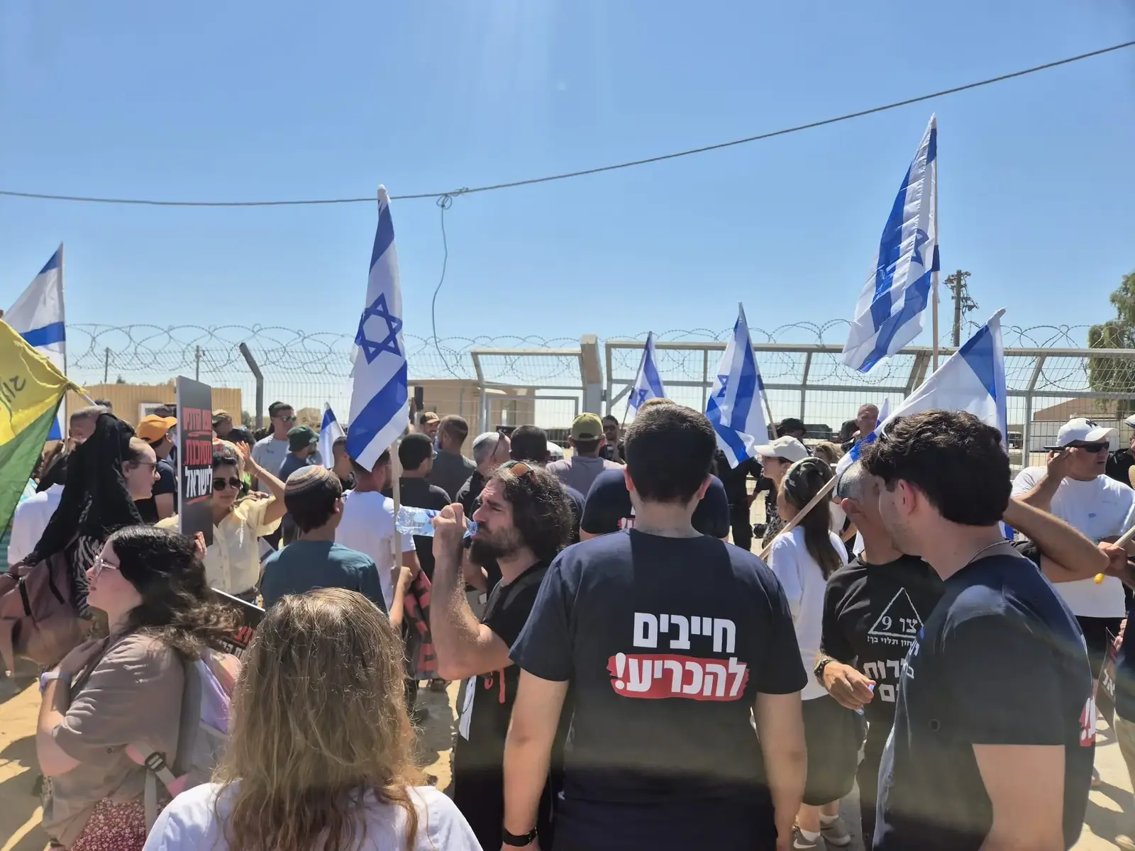 תושבים מוחים נגד התעצמות חמאס בגבול עזה, ארדן נאם - והותקף