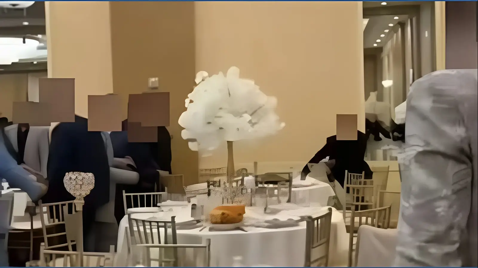 צפו: החתונה הפכה לקרב בין שתי משפחות - ואז מישהו שלף נשק מפתיע